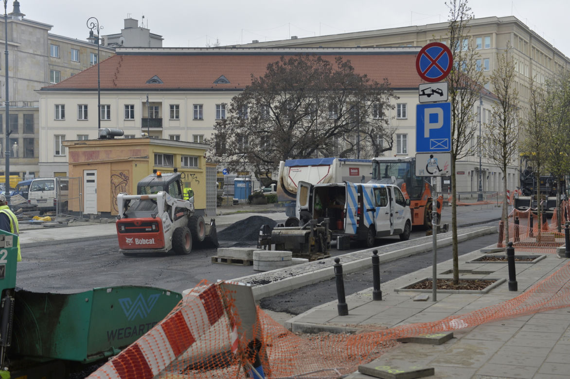 Plac podzielił warszawiaków! Drogie drzewa, usuwanie parkingów i chaotyczna organizacja ruchu to dopiero początek!