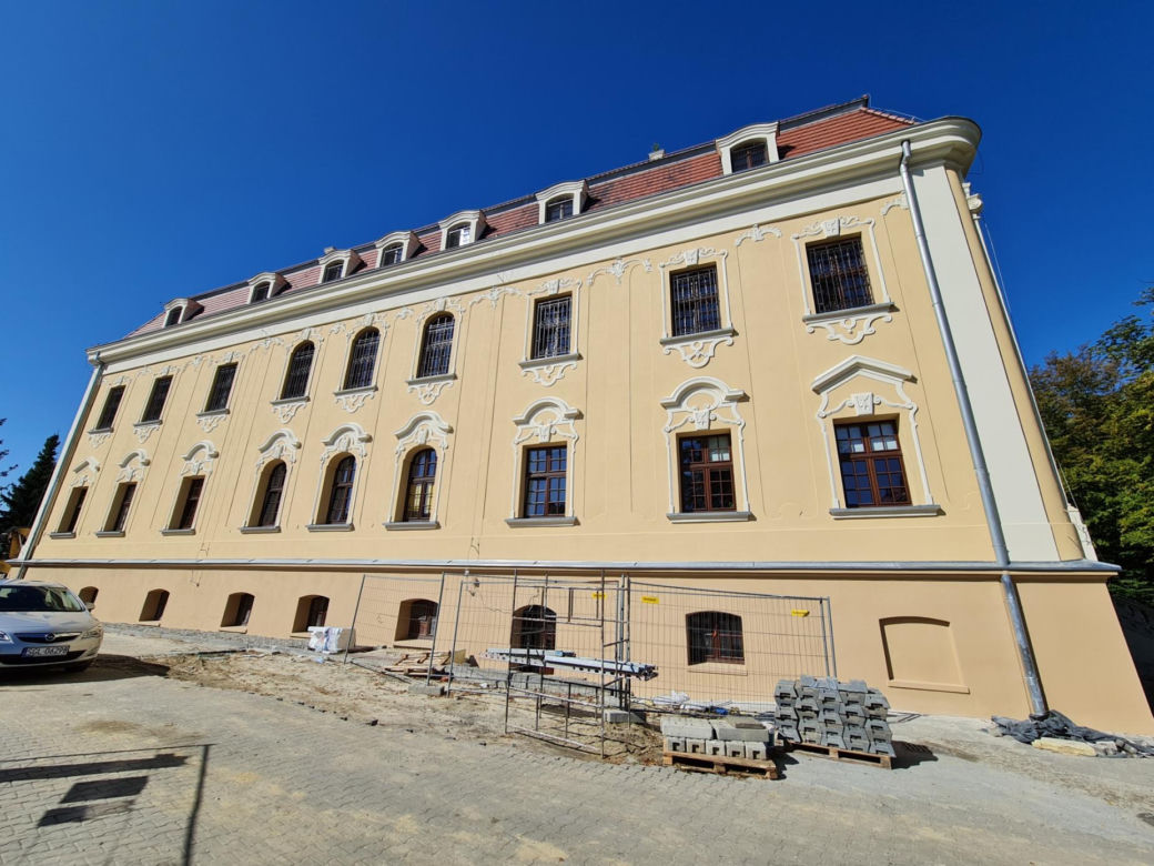 To jedno z najpiękniejszych miasteczek na Śląsku. Czaruje nie tylko rynkiem, ale też unikatowym pałacem