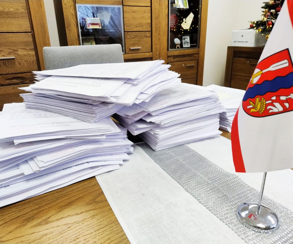Konsultacje społeczne - ankiety z wynikami na biurku