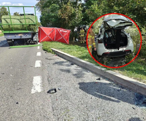 Koszmarne zderzenie Tesli z ciągnikiem. Młody kierowca nie przeżył