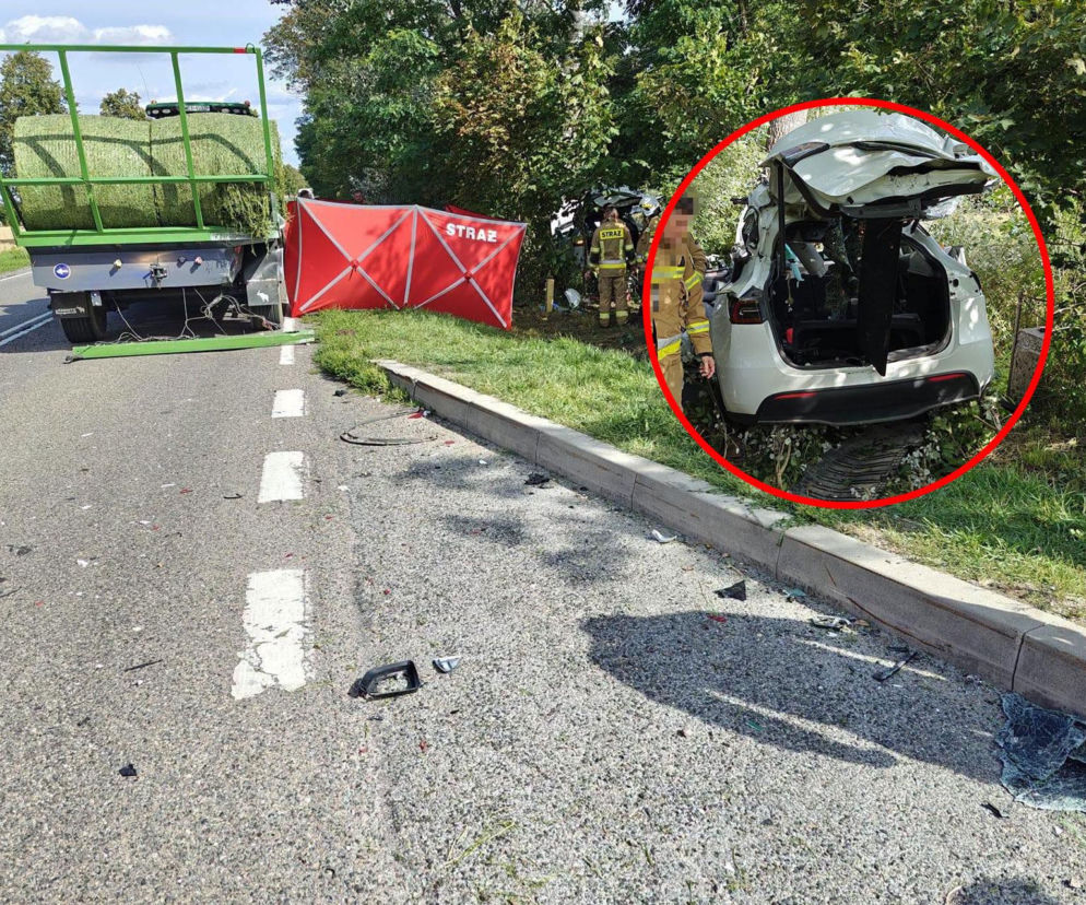 Koszmarne zderzenie Tesli z ciągnikiem na Mazowszu. Młody kierowca nie przeżył