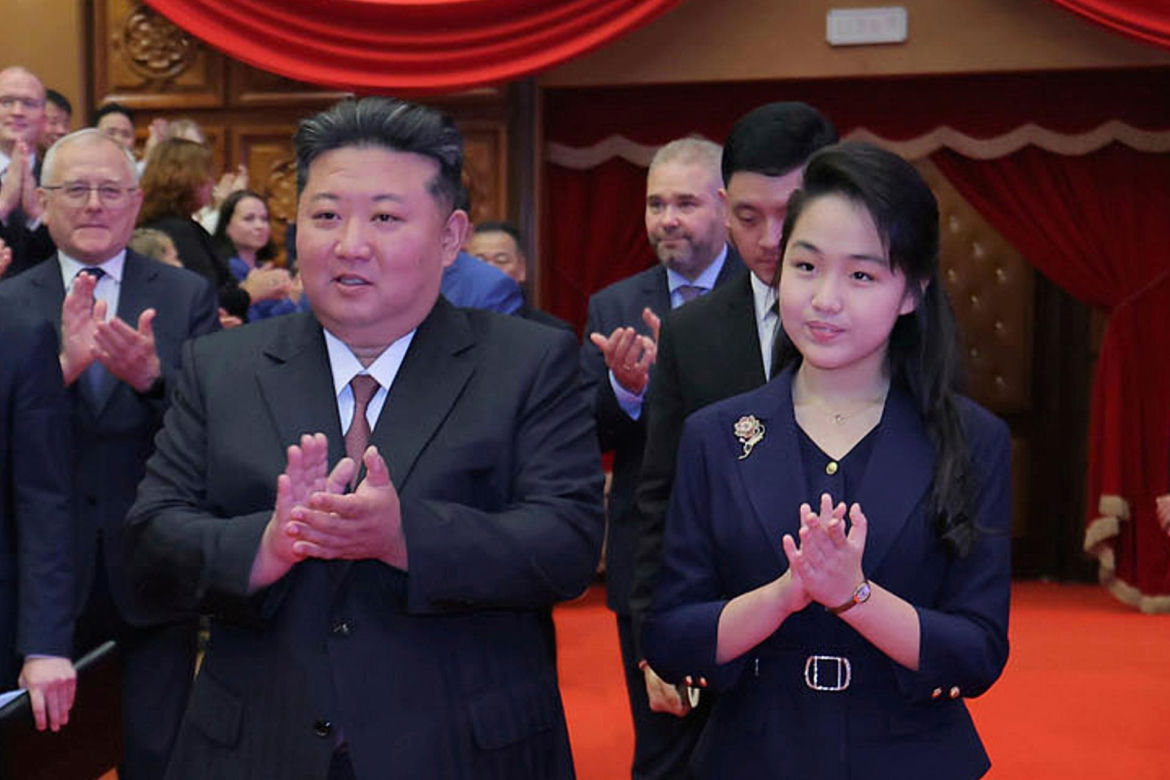 Korea Płn./ Przywódca Kim Dzong Un z 13-letnią córką testowali nowe pistolety