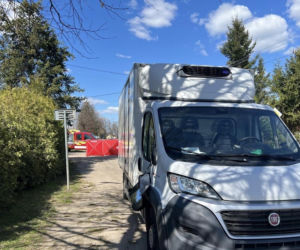 Tragiczny wypadek na DW 811 w Nowych Hołowczycach. Kierowca busa potrącił pieszą