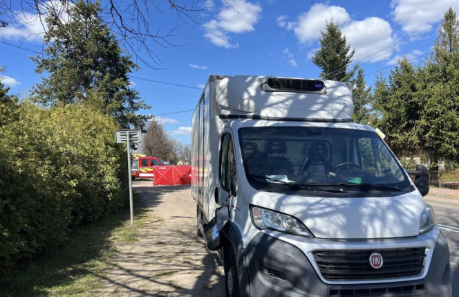 Tragiczny wypadek na DW 811 w Nowych Hołowczycach. Kierowca busa potrącił pieszą