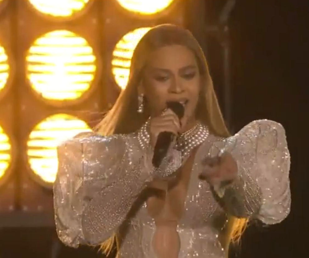 screen z występu Beyonce na CMA's 50th