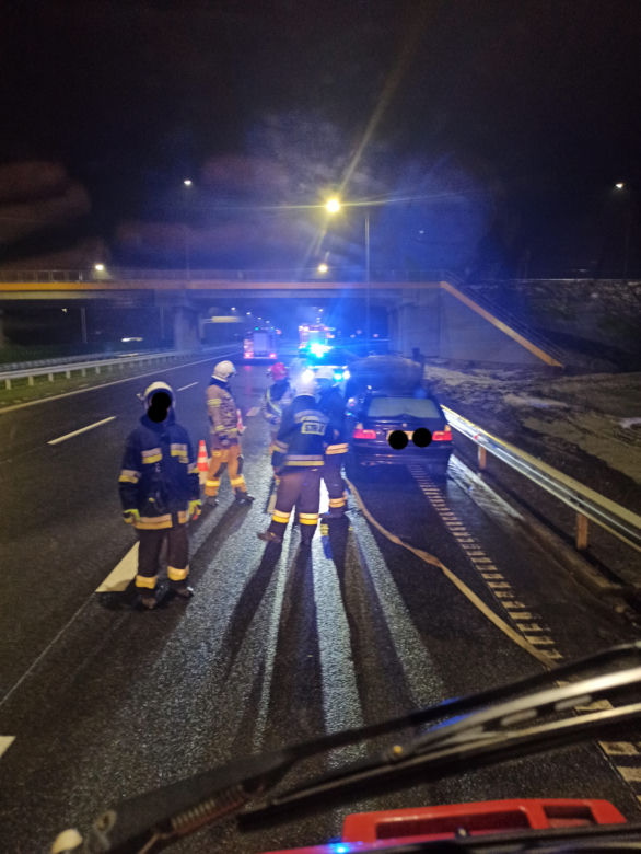 Samochód nagle stanął w płomieniach na trasie S5! O krok od tragedii [ZDJĘCIA]