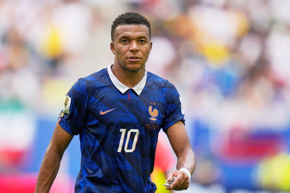 Kylian Mbappe z aktorką Ester Exposito na wakacjach na Sardynii