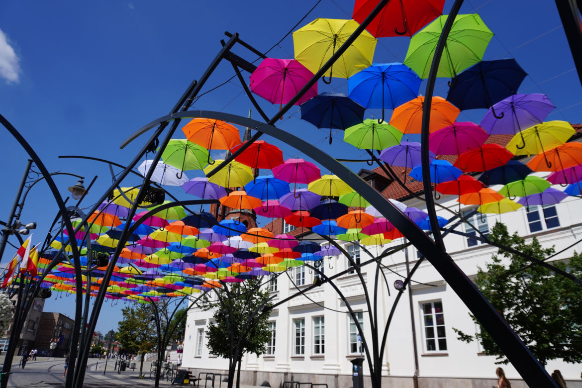 Kolorowe parasolki nad ulicą Kilińskiego w Białymstoku
