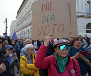 „Śmierdzi to ruską skarpetą!” Gorąco w Warszawie! Wielki protest na Krakowskim Przedmieściu