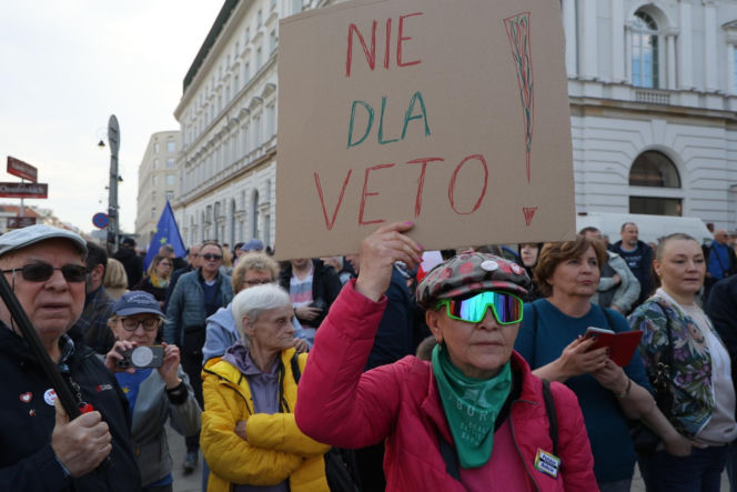 „Śmierdzi to ruską skarpetą!” Gorąco w Warszawie! Wielki protest na Krakowskim Przedmieściu