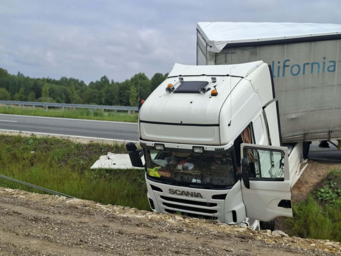 Ciężarówka zablokowała obwodnicę Wąchocka