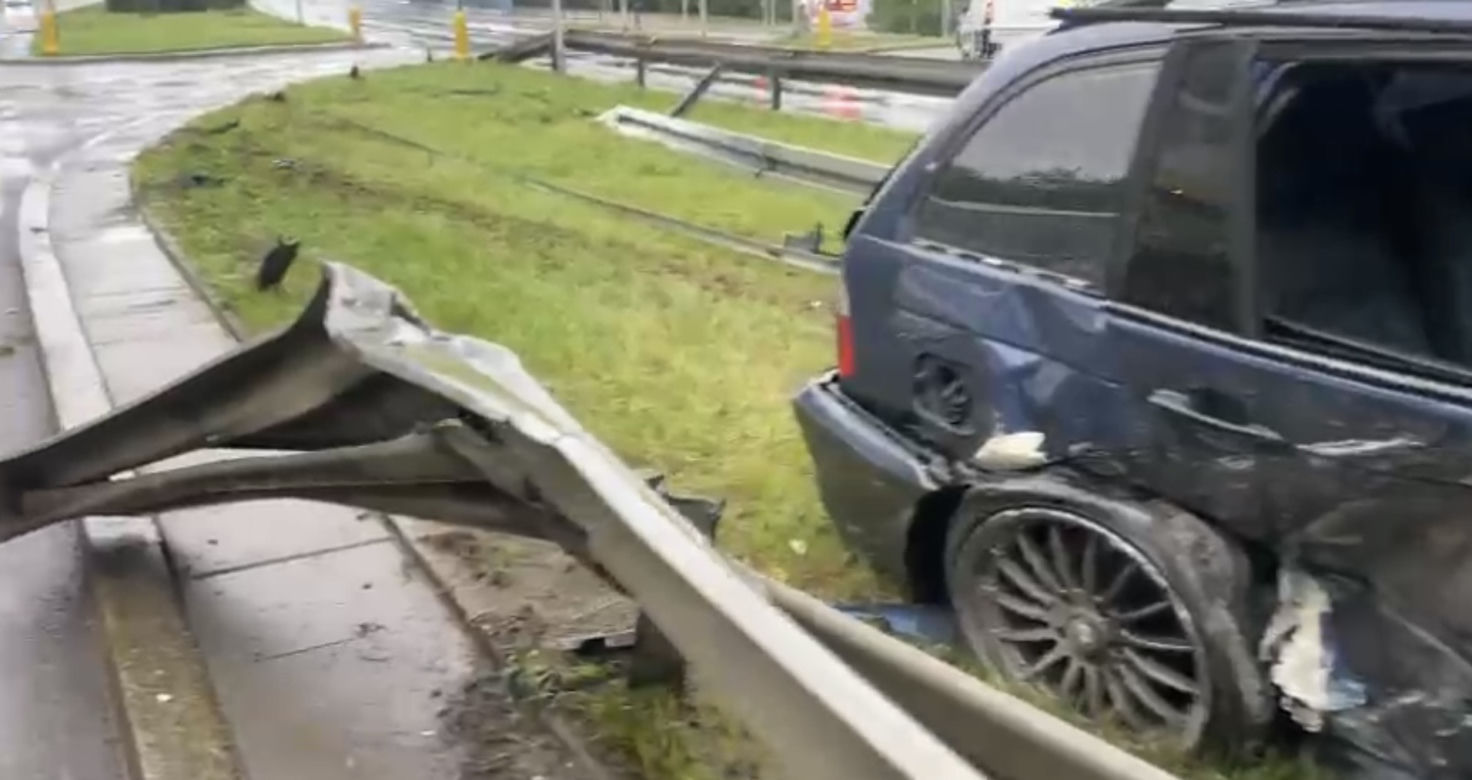 Trójka rannych po wypadku na Wale Miedzeszyńskim. „Popisywał się, próbował driftować”