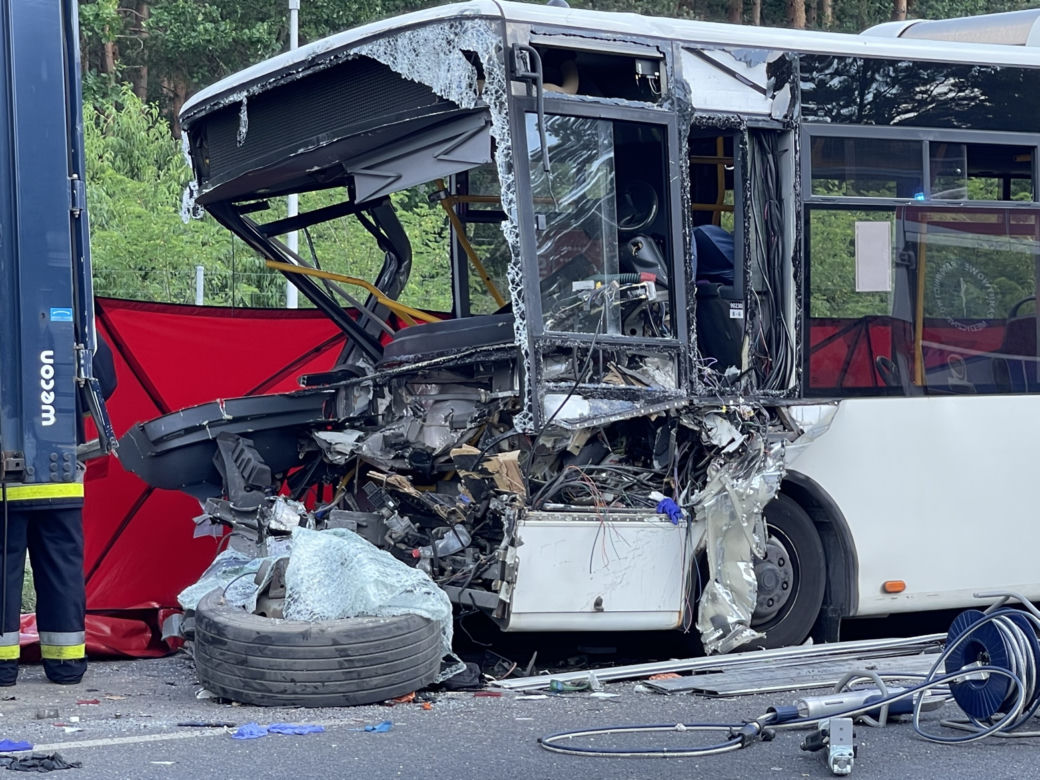 Wypadek miejskiego autobusu w Ząbkach