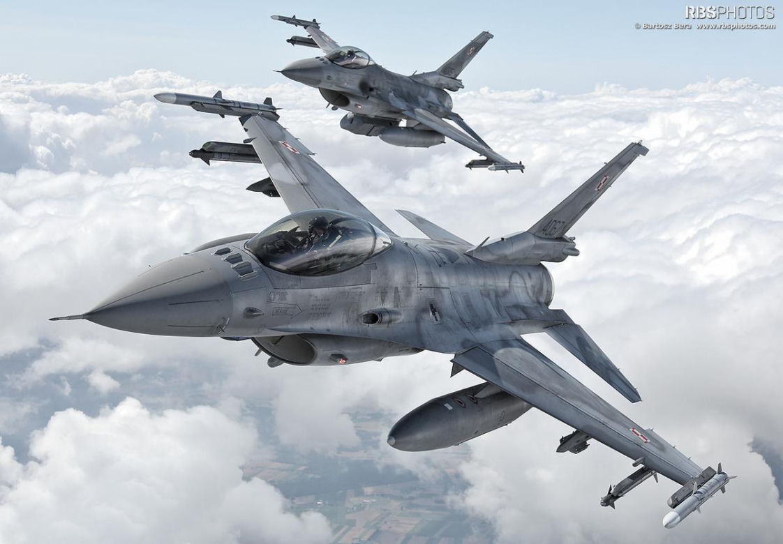 Ktoś próbował oślepić pilota F-16! Wiązka lasera trafiła w wojskowy samolot podczas lądowania