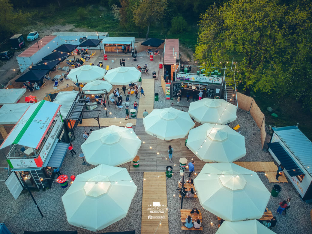 Streat Food Młynowa w Białymstoku. Klimatyczna miejscówka przyciąga tłumy białostoczan [ZDJĘCIA]