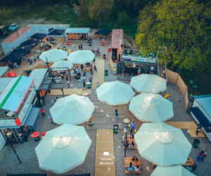 Streat Food Młynowa w Białymstoku. Klimatyczna miejscówka przyciąga tłumy białostoczan [ZDJĘCIA]