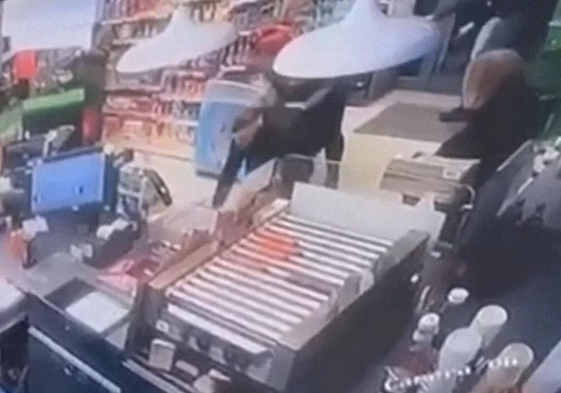 Chciał okraść sklep. 20-letnia Ola powaliła go na ziemię! Wszystko się nagrało [WIDEO]