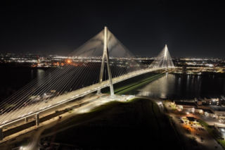 Architektoniczny uścisk dłoni nad rzeką Detroit, czyli Most Gordiego Howe’a i jego fenomen