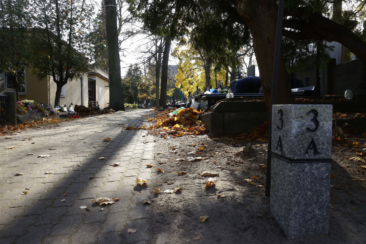 Armagedon pod cmentarzami. Tłumy odwiedzają groby bliskich 