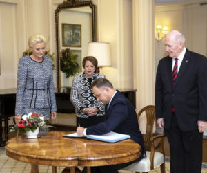 Znany projektant mody miażdży Szydło. Wysyła ją po porady do Agaty Dudy! 
