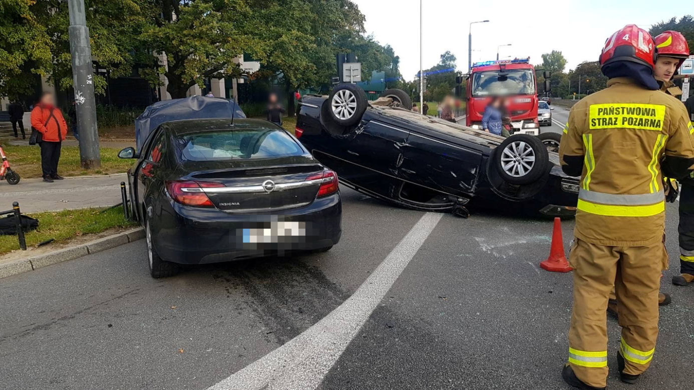 Dramatyczny wypadek na Andersa. Auto dachowało, dwie osoby trafiły do szpitala