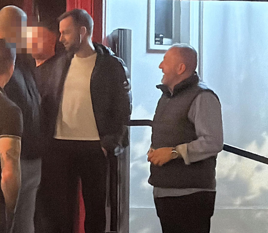 Posłowie Bartosz Romowicz i Piotr Górnikiewicz po wieczornym głosowaniu przyjechali do klubu Piano Bar