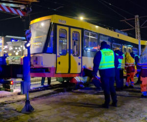 Wykolejenie tramwaju linii nr 28 na rondzie Zgrupowania AK Radosław w kierunku dworca Gdańskiego