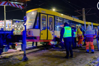 Wykolejenie tramwaju linii nr 28 na rondzie Zgrupowania AK Radosław w kierunku dworca Gdańskiego