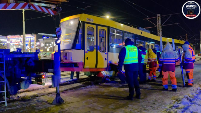 Wykolejenie tramwaju linii nr 28 na rondzie Zgrupowania AK "Radosław" w kierunku dworca Gdańskiego
