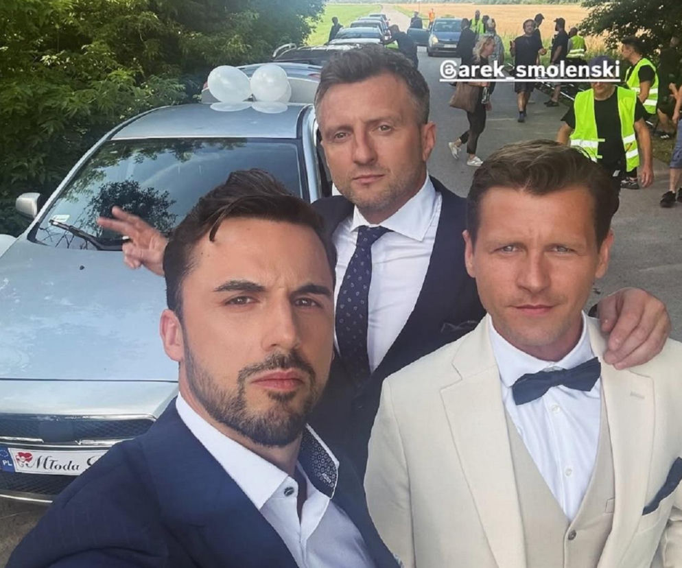 Trzej aktorzy w garniturach na planie serialu M jak miłość. O ślubie bohaterów przeczytasz na SE Superseriale.