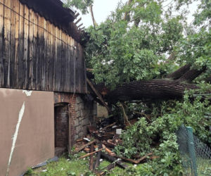 Krajobraz jak po apokalipsie. Wichura zniszczyła gminę Mysłakowice w kilkanaście minut