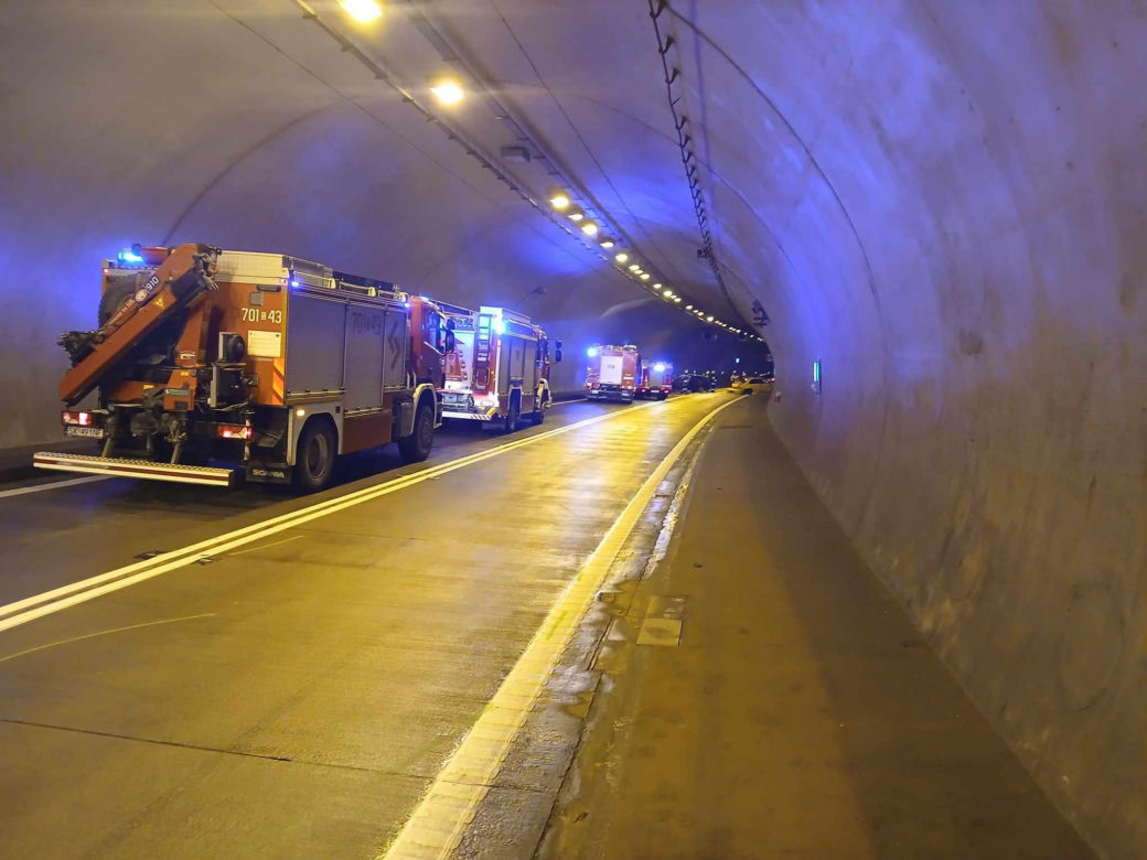 Wypadek w tunelu w Lalikach. Rozpędzone mitsubishi staranowało mercedesa. 5 osób w szpitalu 