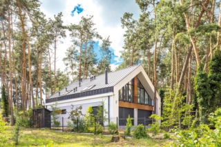 Kupili stary domek letniskowy, a architekt przekonał ich, że warto zrobić z niego dom całoroczny. Inspiracją były tradycyjne zagrody wiejskie