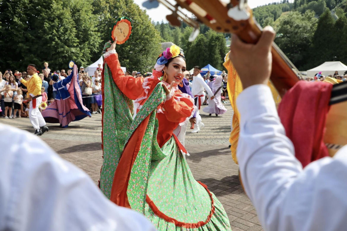 Rozpoczął się 60. jubileuszowy Tydzień Kultury Beskidzkiej. Przyjechało 20 zespołów z całego świata ZDJĘCIA, PROGRAM