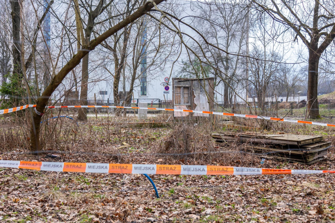Rozebrane domki fińskie na Polu Mokotowskim w Warszawie