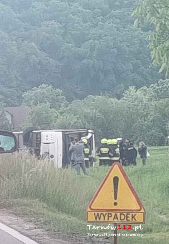 Wypadek autobusu z dziećmi! Są poszkodowani, droga zablokowana
