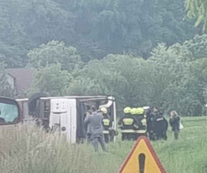 Wypadek autobusu z dziećmi! Są poszkodowani, droga zablokowana