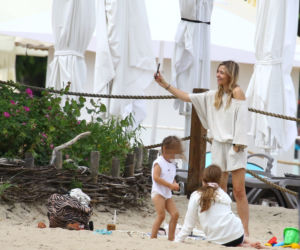 Koroniewska z Dowborem całują się na plaży