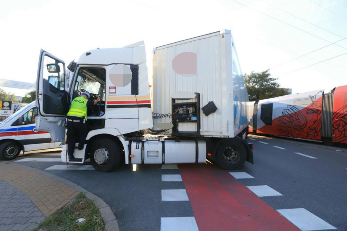 Tir zderzył się z tramwajem we Wrocławiu. 47-latek wysiadł z ciężarówki i zmarł.