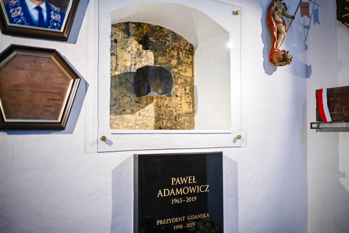 Grób Pawła Adamowicza i miejsce zamachu w szóstą rocznicę tragedii