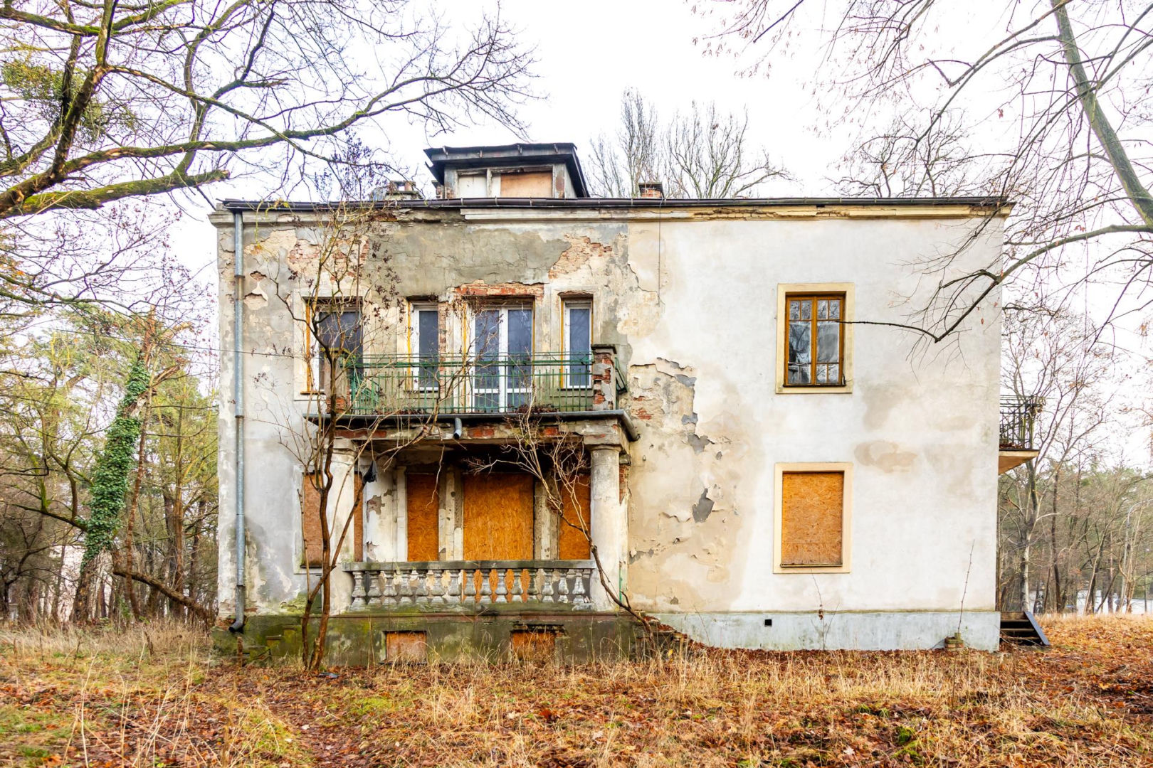 Opuszczona willa w Konstancinie