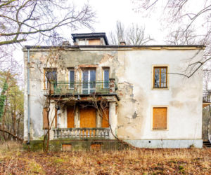 Opuszczona willa w Konstancinie