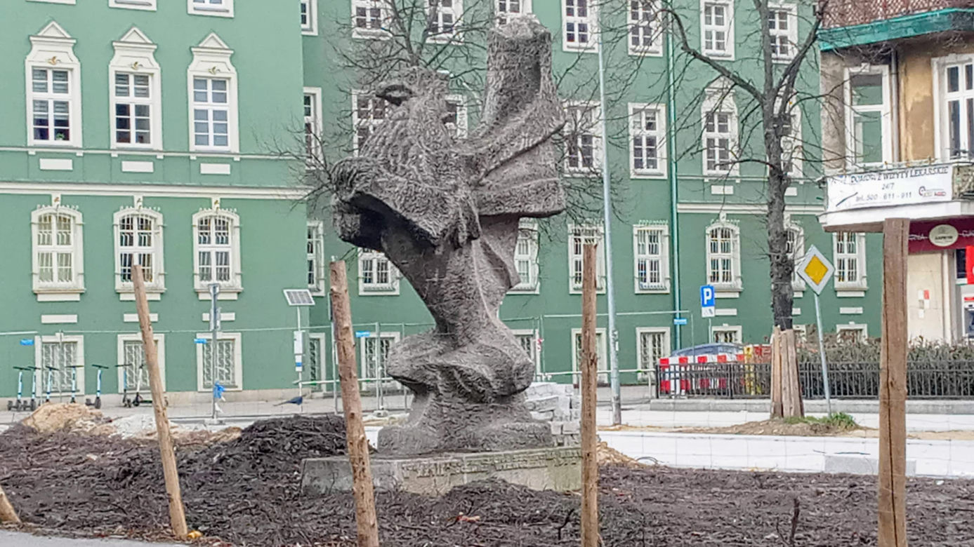 Rzeźba gryfa na alei Jana Pawła II