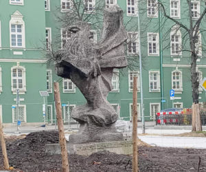 Rzeźba gryfa na alei Jana Pawła II