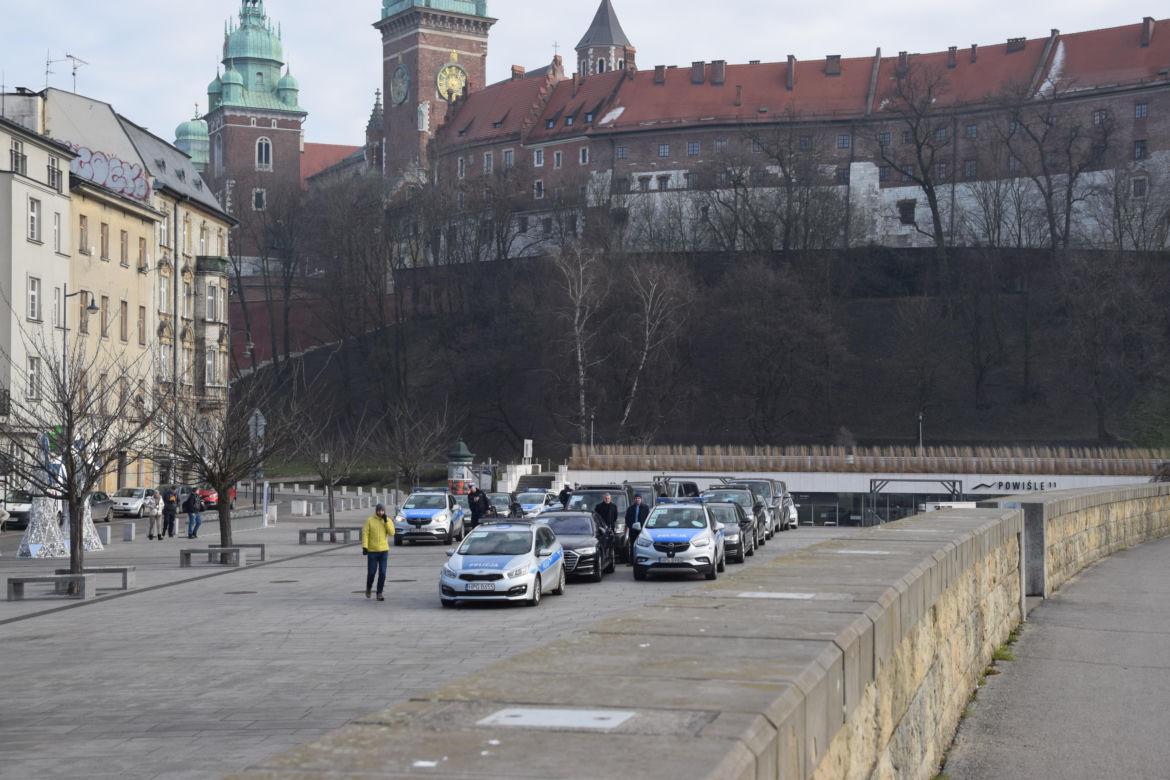 Śmigłowce i dziesiątki radiowozów na ulicach Małopolski