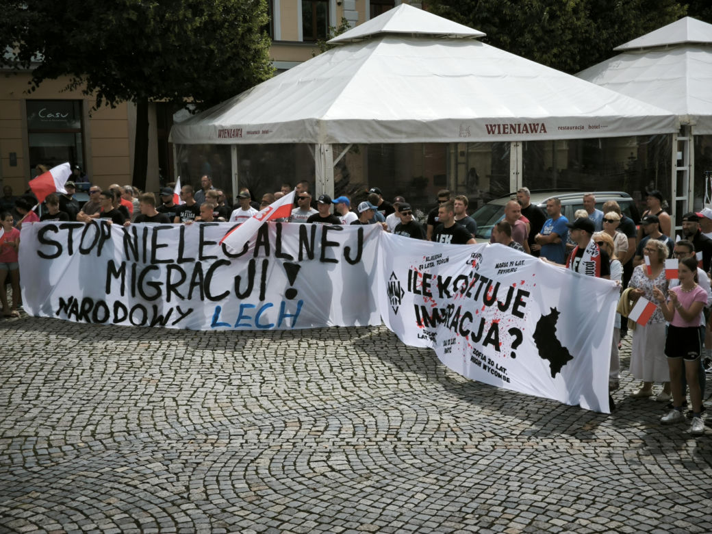 Manifestacja pod hasłem "Sto nielegalnej imigracji" w Lesznie