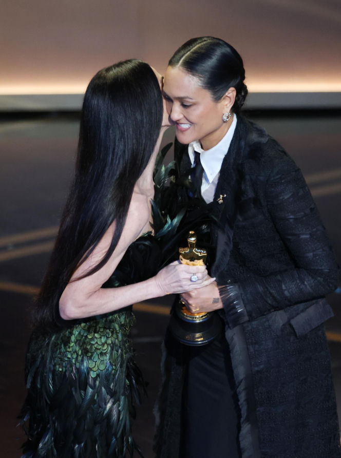 Demi Moore zachwyciła w kreacji na Oscarach. Nie wygląda na 63 lata