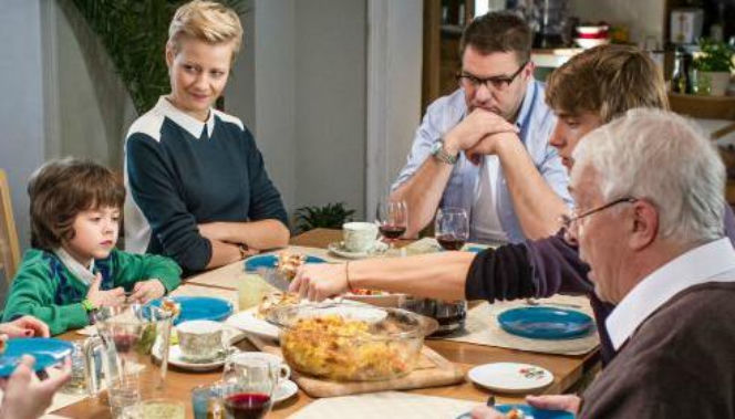 RODZINKA.pl 4 sezon. Natalia (Małgorzata Kożuchowska), Ludwik (Tomasz Karolak), Kacper (Mateusz Pawłowski), Tomek (Maciej Musiał)