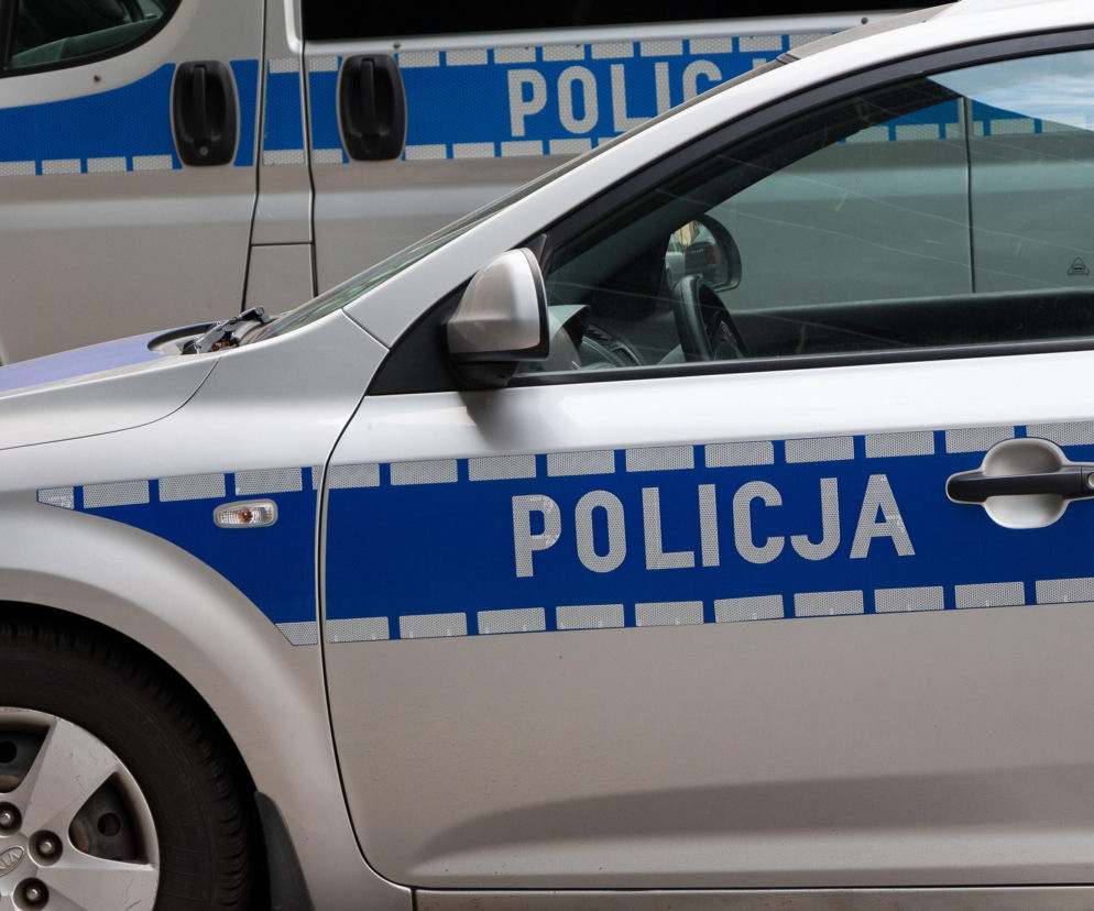 Mężczyzna wypadł z balkonu. Wcześniej z tego samego bloku spadła wersalka z pościelą