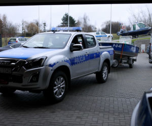 Nowe policyjne Isuzu D-MAX z łodzią motorową w Poznaniu